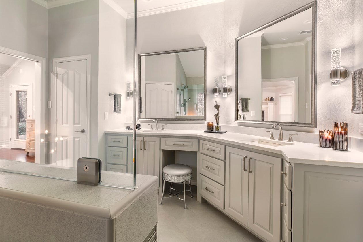 A Curbless Shower Transforms a 1997 Master Bath