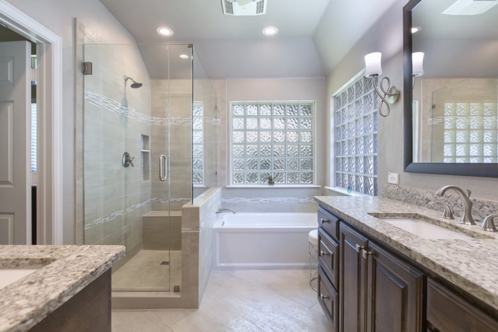 A Master Bathroom Stuck in ’92 Gets a 2017 Refresh