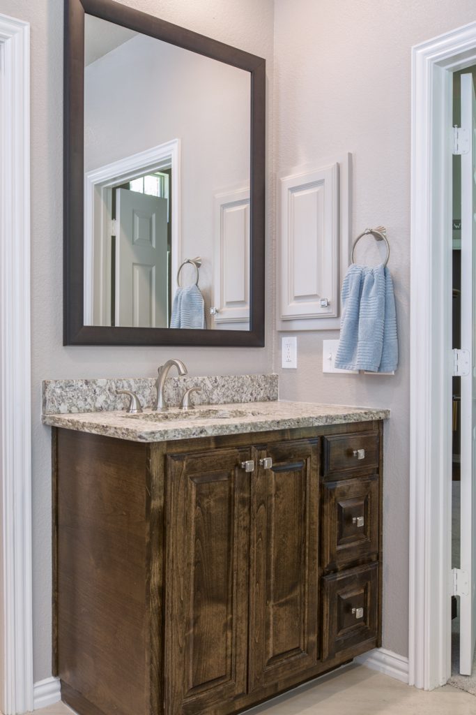 A Master Bathroom Stuck in ’92 Gets a 2017 Refresh