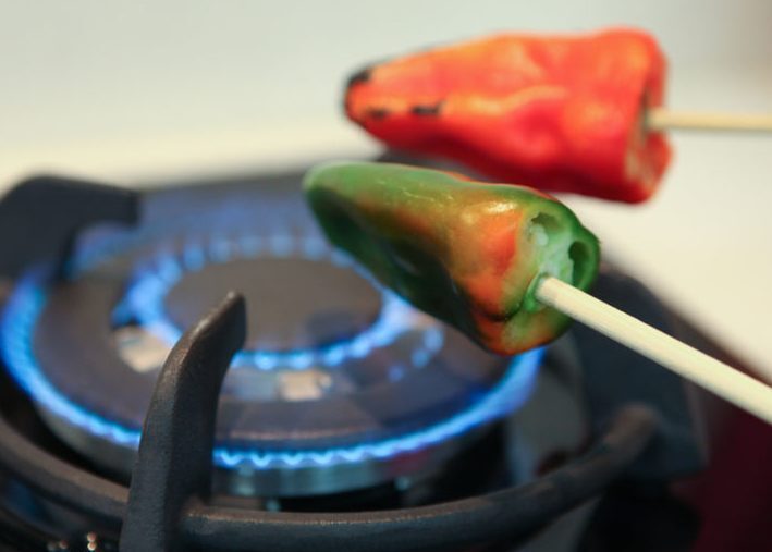 aid191060-728px-Roast-Peppers-on-a-Gas-Stove-Step-3-Version-3