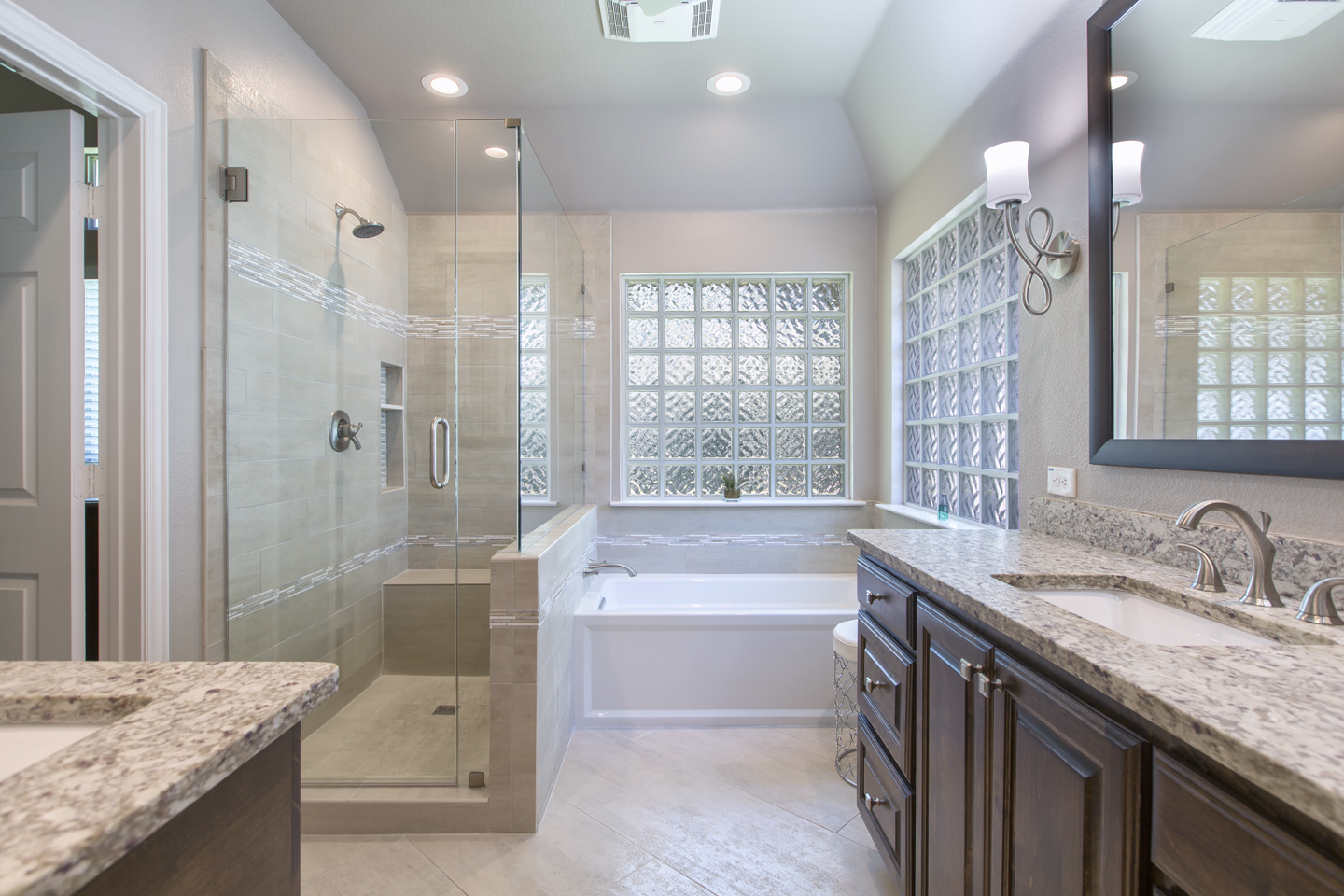 A Master Bathroom Stuck in ’92 Gets a 2017 Refresh A Master Bathroom Stuck in ’92 Gets a 2017 Refresh