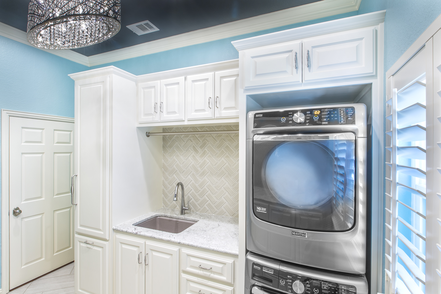 From Striped Wallpaper to Caribbean Blue Glam: A Dream Laundry Room From Striped Wallpaper to Caribbean Blue Glam: A Dream Laundry Room