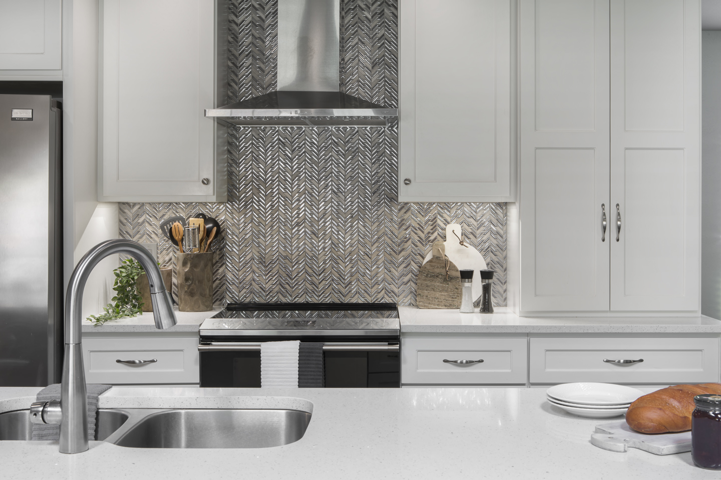 A 1970’s Kitchen Gets a Glamorous Refresh