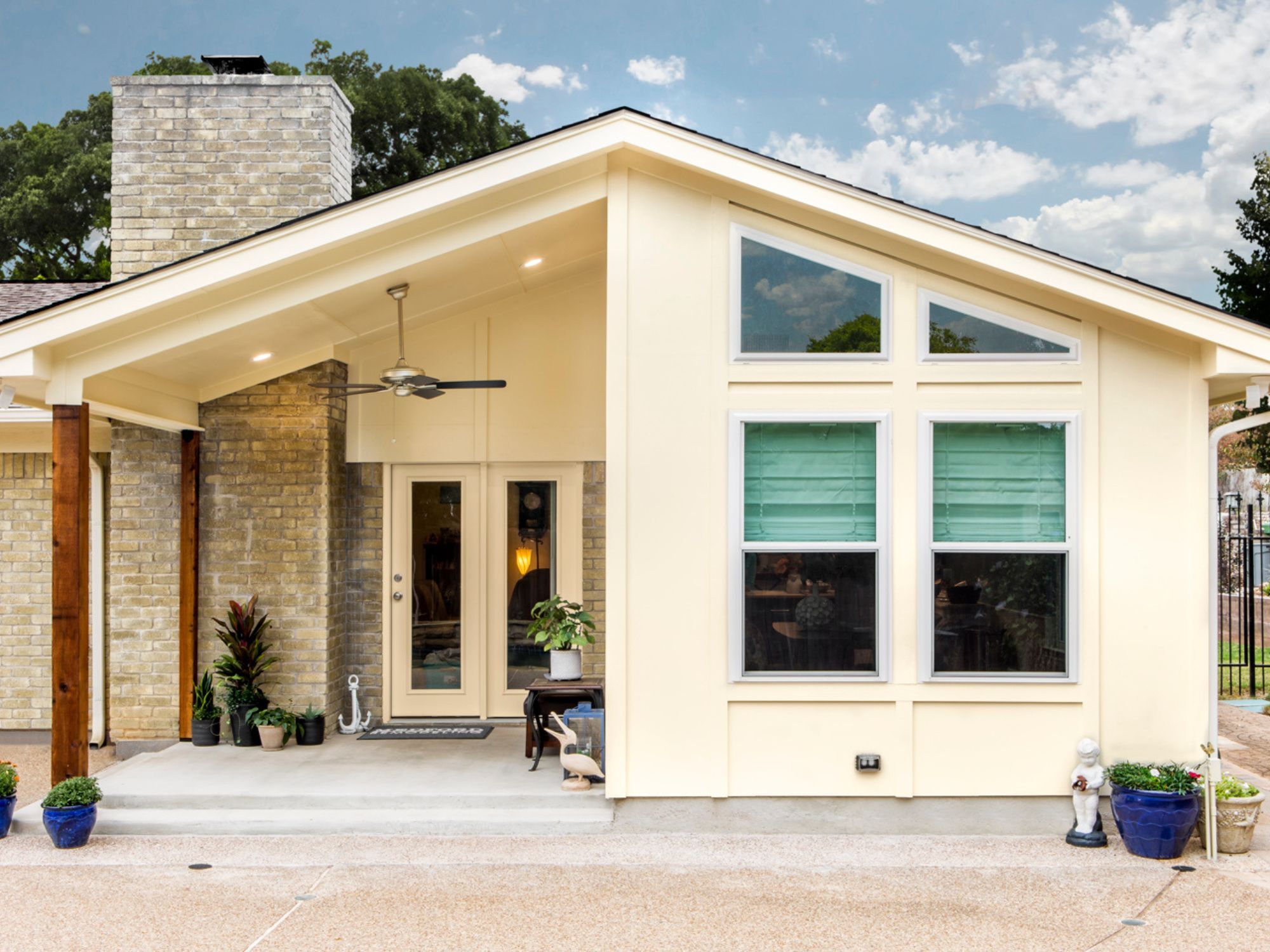Exterior of a room addition in North Richland Hills, TX with large windows and a covered patio area by Medford Design-Build Exterior of a room addition in North Richland Hills, TX with large windows and a covered patio area by Medford Design-Build