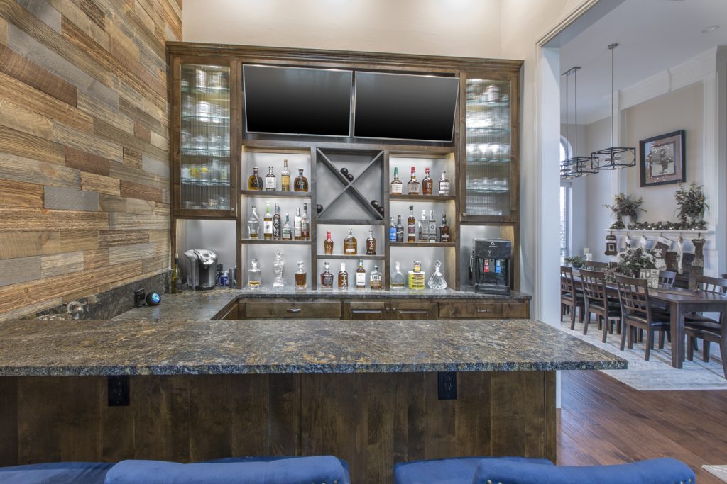 dining room with bar area